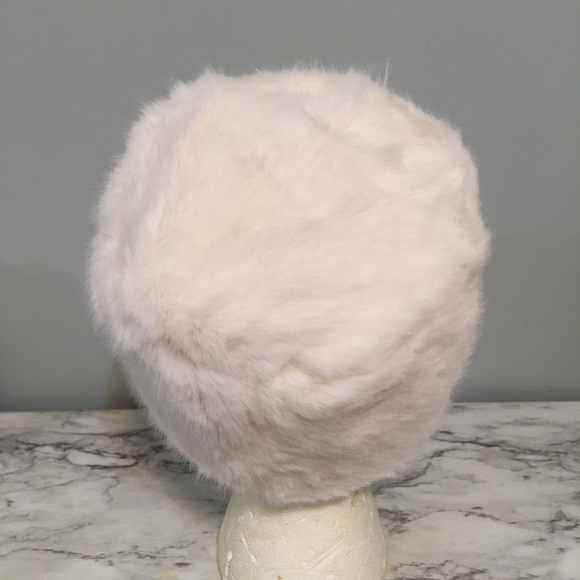 Winter White faux fur lady’s hat/ NWOT - Picture 2 of 5